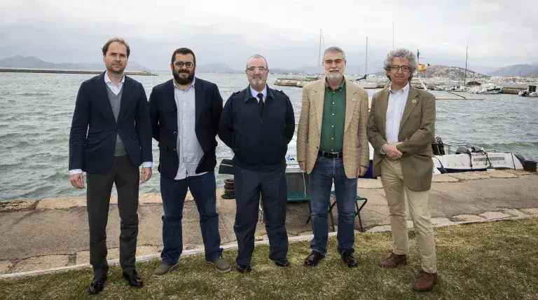 De izquierda a derecha, Eduardo Maynau, delegado de Red Eléctrica en Baleares; Vicenç Vidal, consejero de Medio Ambiente, Agricultura y Pesca del Gobierno balear; Carlos Pérez Salguero, coronel jefe del aeródromo militar del Port de Pollença; Jorge Terrados, director del IMEDEA, y Antonio Calvo, director de Relaciones Institucionales y Sostenibilidad de Red Eléctrica.
