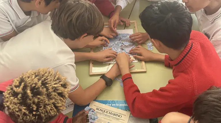 Escolares jugando
