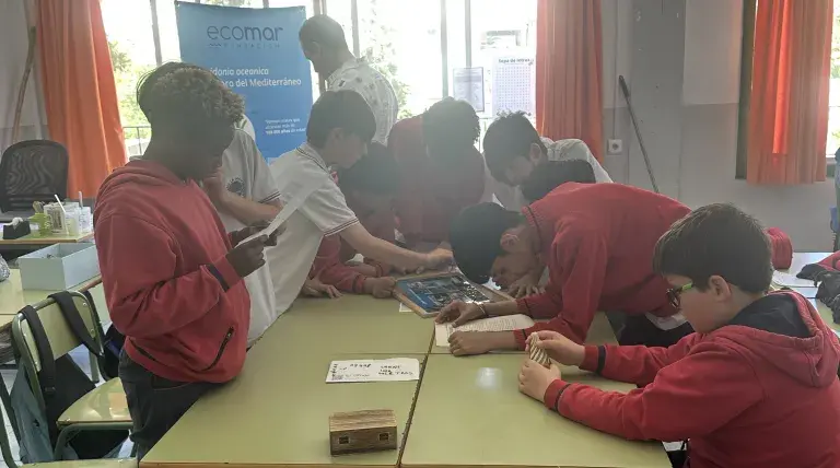 Escolares jugando