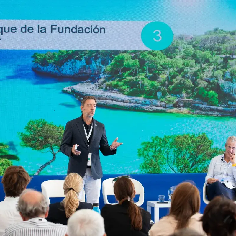 El responsable de Proyectos Científicos de Fundación Ecomar, Gastón Cedrone, y el jefe de Medio Ambiente de Red Eléctrica, Fernando Crespo, exponen el enfoque de la alianza creada por ambas entidades para conservar ecosistemas marinos