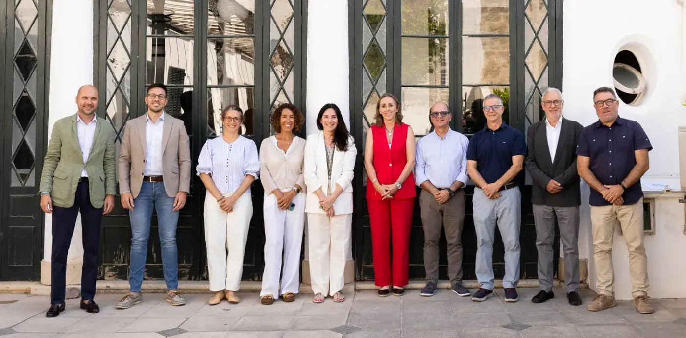 Representantes del OBSAM-CSIC, del IME, de Redeia y de las administraciones del Consell de Menorca y del Govern de Illes Baleares participan en la presentación del proyecto del Bosque Marino de Redeia para restauración de macroalgas&nbsp;en Menorca.