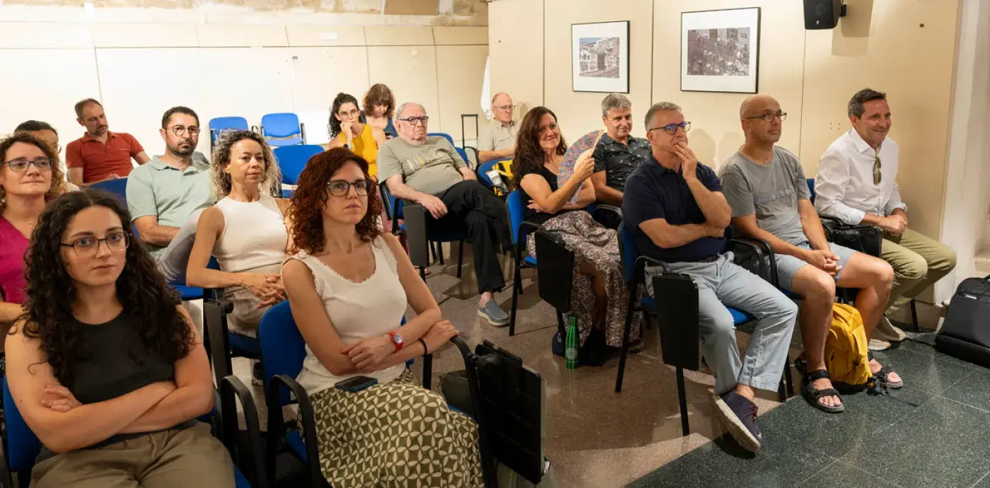 Los asistentes atienden a la presentación